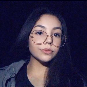 Meet your Posher, Carolina